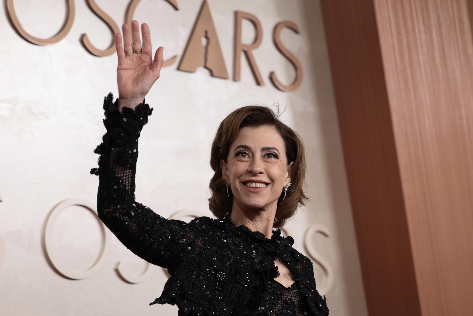 La actriz brasileña Fernanda Torres llega a la alfombra roja de la 97.ª ceremonia anual de los Premios de la Academia en el Teatro Dolby, en el barrio de Hollywood, Los Ángeles, California, EE.UU., EFE/EPA/DAVID SWANSON