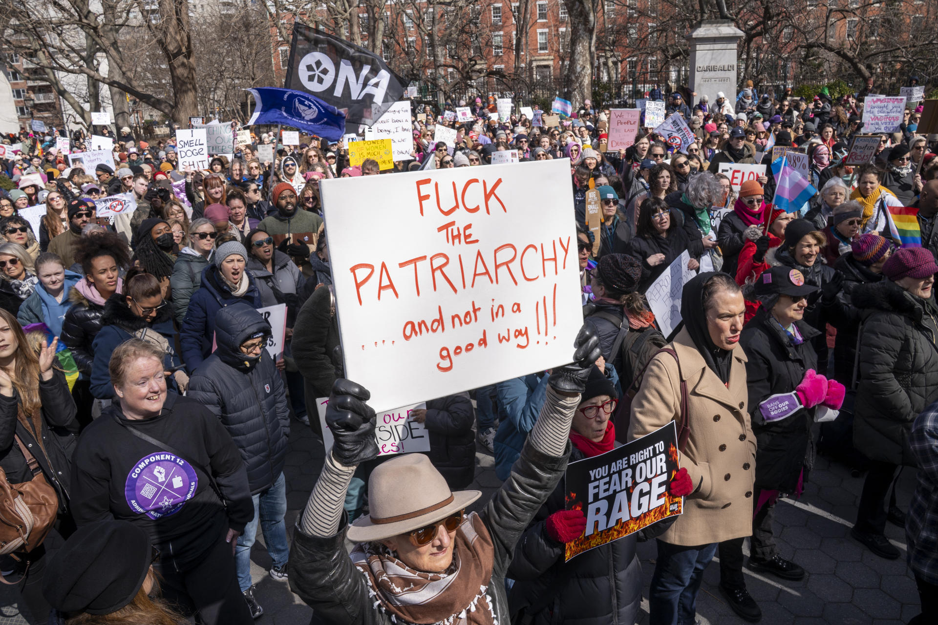 Decenas de personas participan en una manifestación este sábado, con motivo del Día Internacional de la Mujer, en la Plaza Washington Square Park de Nueva York (Estados Unidos). EFE/ Angel Colmenares
