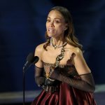 Zoe Saldana habla en el escenario tras ganar el Óscar a la Mejor Actriz de Reparto por 'Emilia Pérez' durante la 97 ceremonia anual de los Premios Oscar en el Teatro Dolby del barrio de Hollywood de Los Ángeles, California, EE.UU. EFE/EPA/ALLISON DINNER