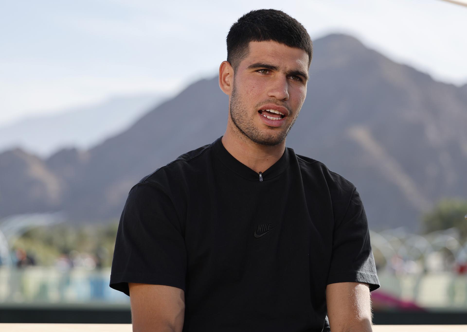 El español Carlos Alcaraz, campeón de las dos últimas ediciones del Masters 1.000 de Indian Wells, dijo este martes que afronta con ambición el reto de unirse a Novak Djokovic y Roger Federer como los tenistas que se han consagrado tres veces seguidas en el desierto californiano EFE/EPA/JOHN G. MABANGLO
 
NDIAN WELLS (United States), 04/03/2025.- Carlos Alcaraz of Spain during media day at the BNP Paribas Open tennis tournament in Indian Wells, California, USA, 04 March 2025. (Tenis, España) EFE/EPA/JOHN G. MABANGLO
