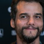 Fotografía de archivo del 19 de agosto de 2019 del actor y director brasileño Wagner Moura durante una rueda de prensa en Santiago (Chile). EFE/ Alberto Valdés