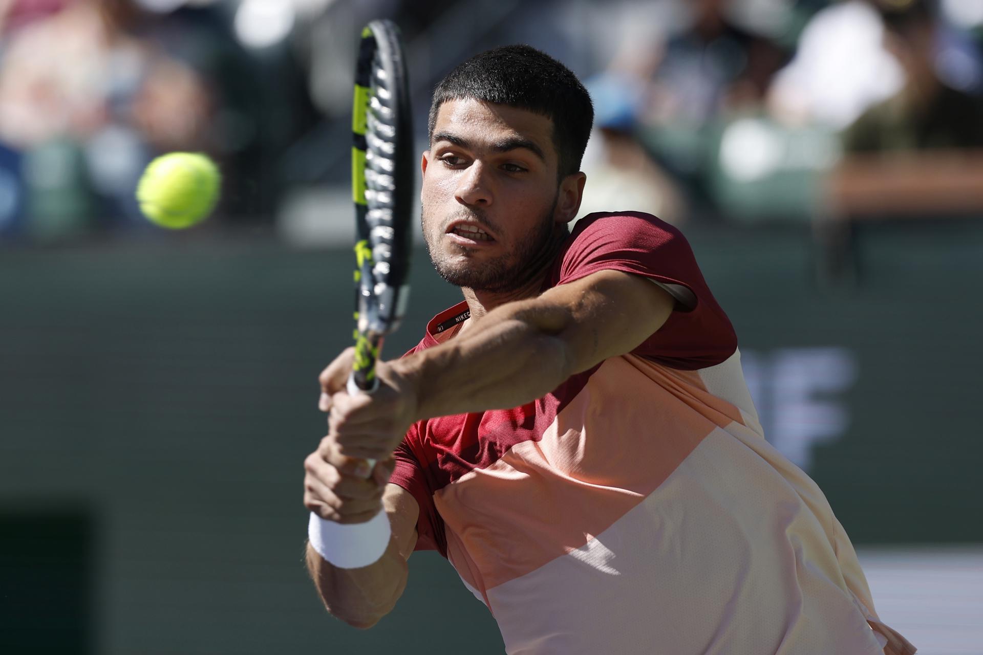 Carlos Alcaraz de España en acción contra Quentin Halys de Francia durante su partido en el Open en Indian Wells, California, EE. UU. EFE/EPA/JOHN G. MABANGLO
