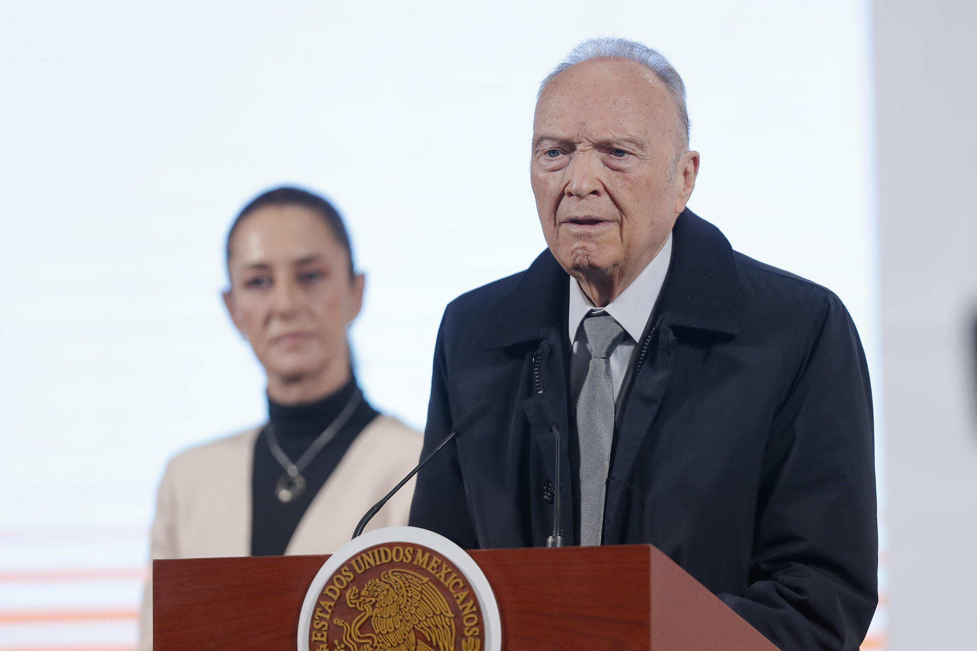 El fiscal general de México, Alejandro Gertz Manero, habla en una rueda de prensa este martes, en el Palacio Nacional de la Ciudad de México (México). EFE/ Isaac Esquivel
