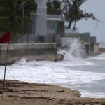 Una bandera muestra los fuertes vientos en una playa en San Juan (Puerto Rico). Imagen de archivo. EFE/ Thais Llorca