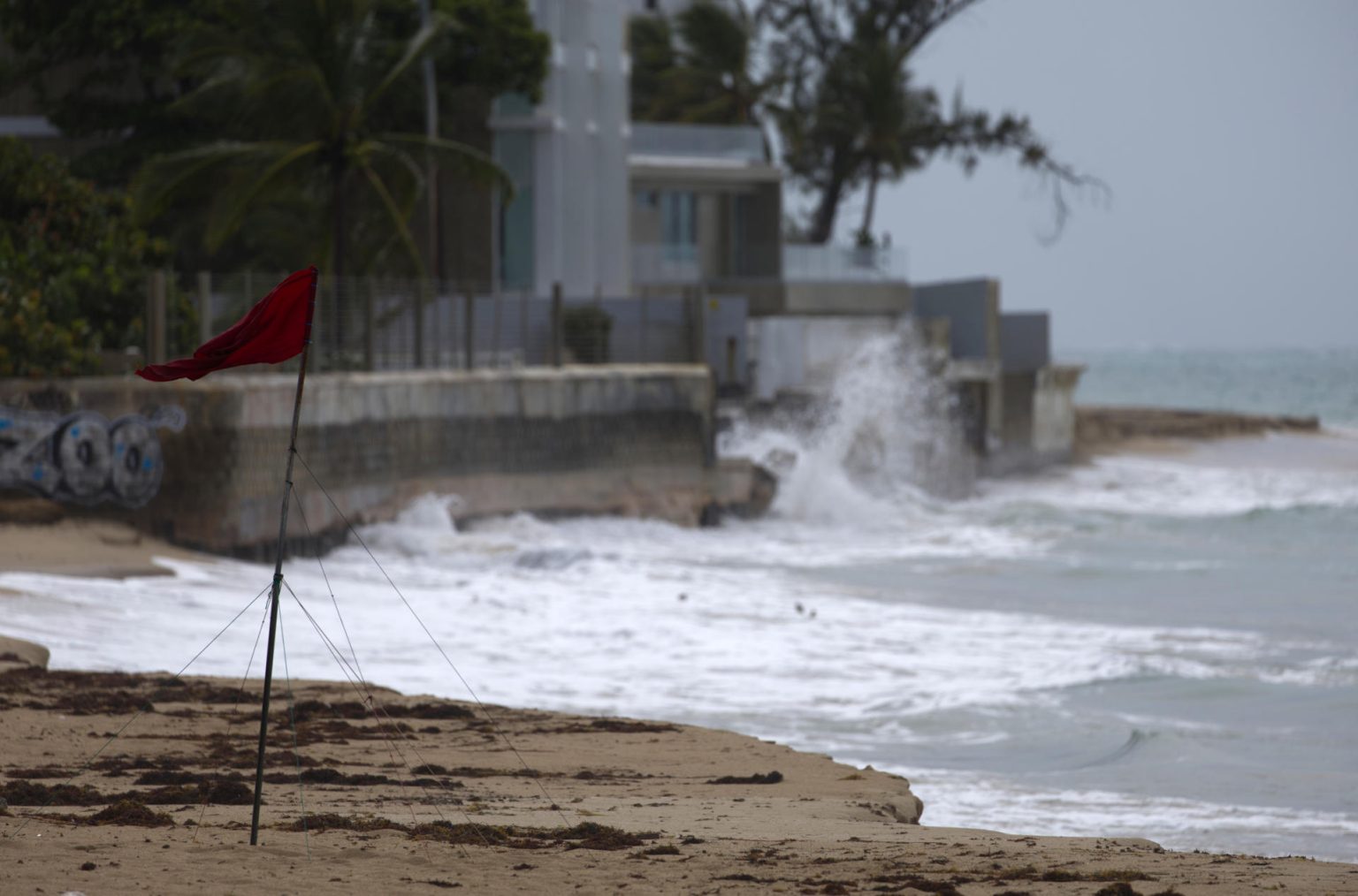 Una bandera muestra los fuertes vientos en una playa en San Juan (Puerto Rico). Imagen de archivo. EFE/ Thais Llorca