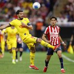 José Castillo (d) de Guadalajara disputa el balón con Henry Martin (i) de América en el partido de ida de los octavos de final de la Copa de Campeones Concacaf entre Guadalajara y América en el Estadio Akron en Guadalajara (México). EFE/ Francisco Guasco