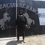 Un integrante de la fiscalía estatal resguardan el Rancho Izaguirre en el municipio de Teuchitlán, Jalisco (México). EFE/ Francisco Guasco