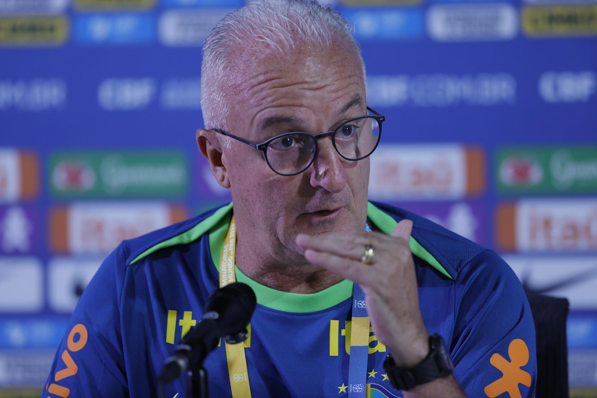 AME725. BRASILIA (BRASIL), 19/03/2025.- El entrenador de la selección de Brasil, Dorival Júnior, habla durante una rueda de prensa este miércoles, en el estadio Mané Garrincha, en Brasilia (Brasil). EFE/ Andre Coelho
