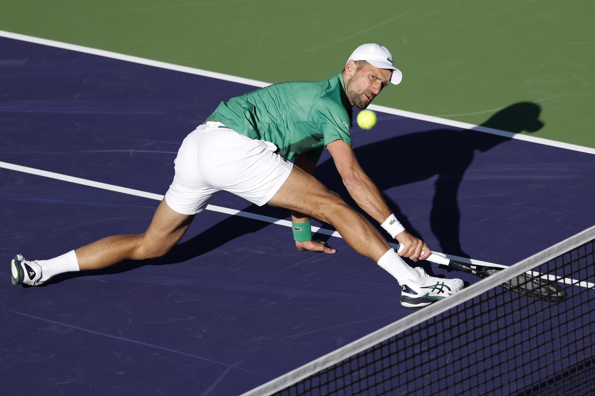 El serbio Novak Djokovic sucumbió este sábado ante el neerlandés Botic Van de Zandschulp en Indian Wells. EFE/EPA/JOHN G. MABANGLO
