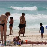 Turistas descansan este lunes en una playa del balneario de Cancún en Quintana Roo (México). EFE/Alonso Cupul