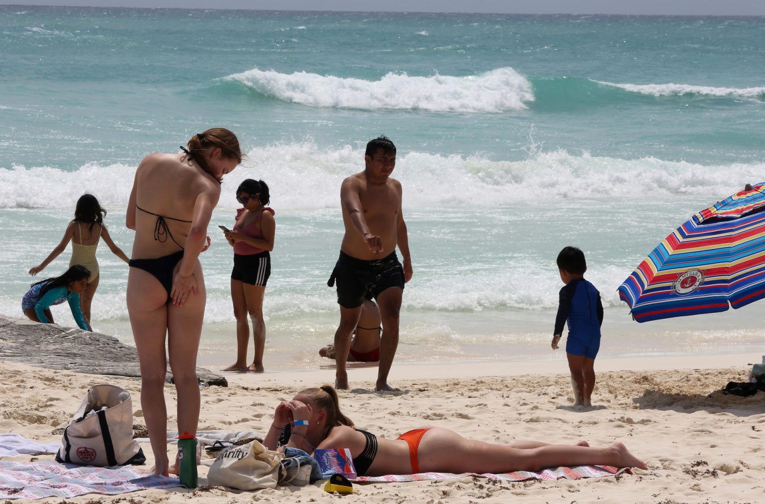 Turistas descansan este lunes en una playa del balneario de Cancún en Quintana Roo (México). EFE/Alonso Cupul