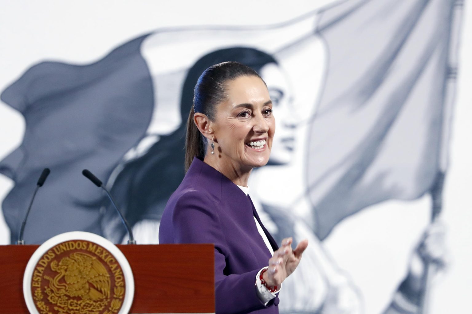 La presidenta de México, Claudia Sheinbaum, reacciona este martes durante su conferencia mañanera en Palacio Nacional en Ciudad de México (México). EFE/ Mario Guzmán