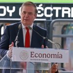 El secretario de Economía, Marcelo Ebrard, participa este martes durante un acto protocolario en la Ciudad de México (México). EFE/ Alex Cruz