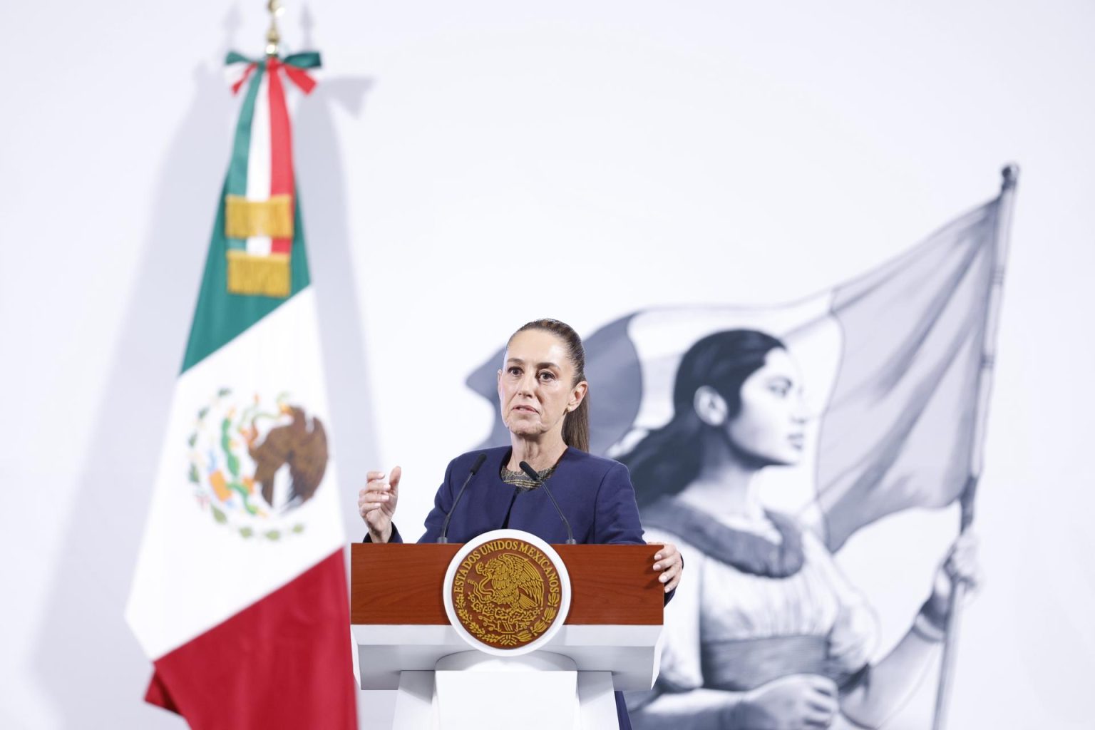 La presidenta de México, Claudia Sheinbaum habla este martes durante su conferencia matutina en Palacio Nacional de la Ciudad de México (México). EFE/Sáshenka Gutiérrez