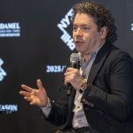 El músico y compositor venezolano, Gustavo Dudamel, habla durante una rueda de prensa este martes, en Nueva York (Estados Unidos). EFE/ Angel Colmenares