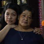 Fotografía del 7 de marzo de Susana Piñón (i), hija de Javier fallecido por Covid-19, posando junto a María de los Ángeles Piñón (d) durante una entrevista con EFE en Ciudad de México (México). EFE/ Sáshenka Gutiérrez