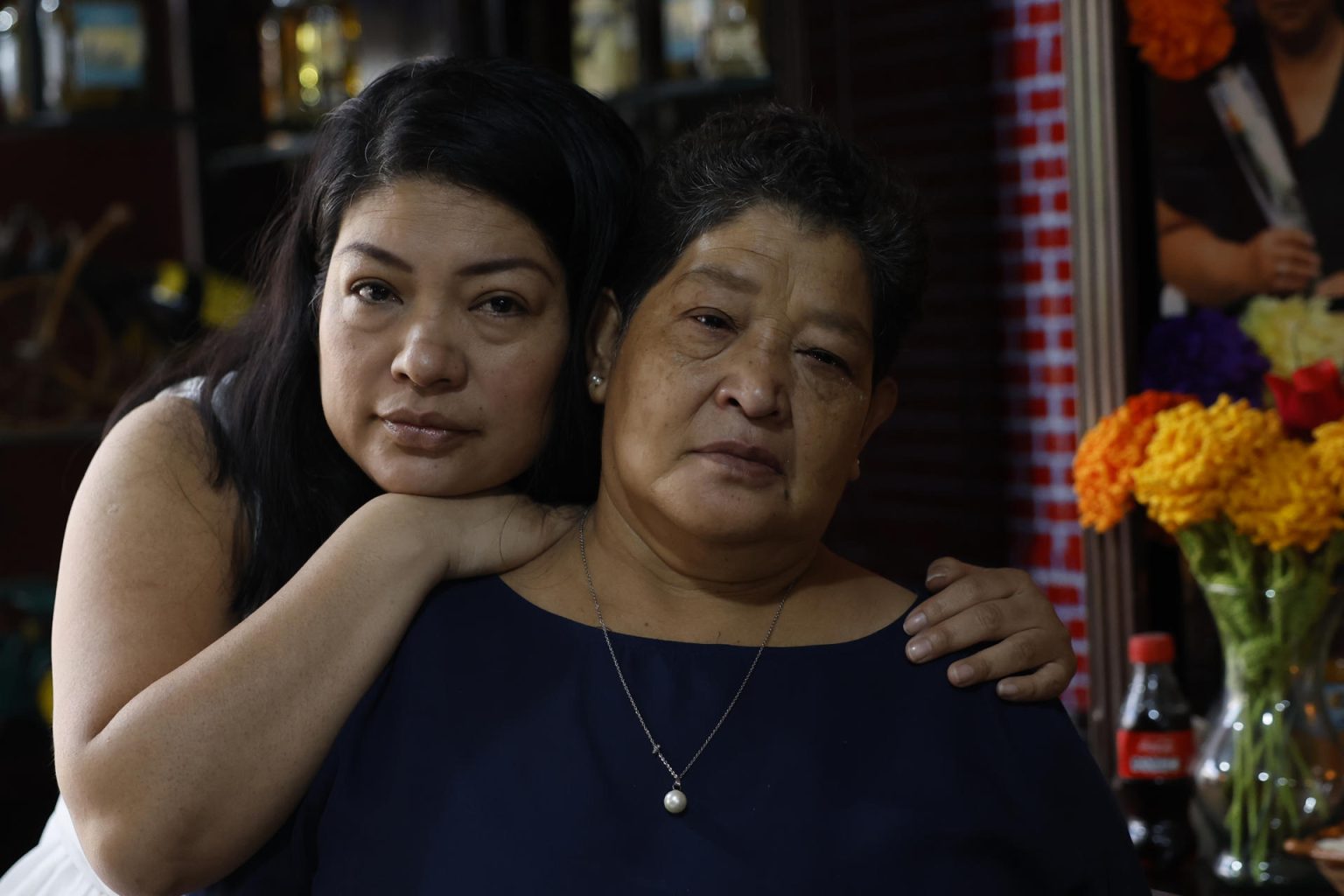 Fotografía del 7 de marzo de Susana Piñón (i), hija de Javier fallecido por Covid-19, posando junto a María de los Ángeles Piñón (d) durante una entrevista con EFE en Ciudad de México (México). EFE/ Sáshenka Gutiérrez