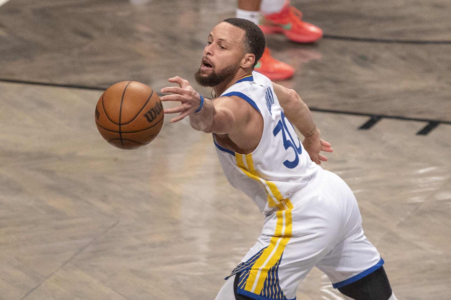 Stephen Curry, de los Golden State Warriors, controla el balón este jueves durante el partido que ganaron a los Nets en el Barclays Center, de Nueva York. EFE/ Angel Colmenares