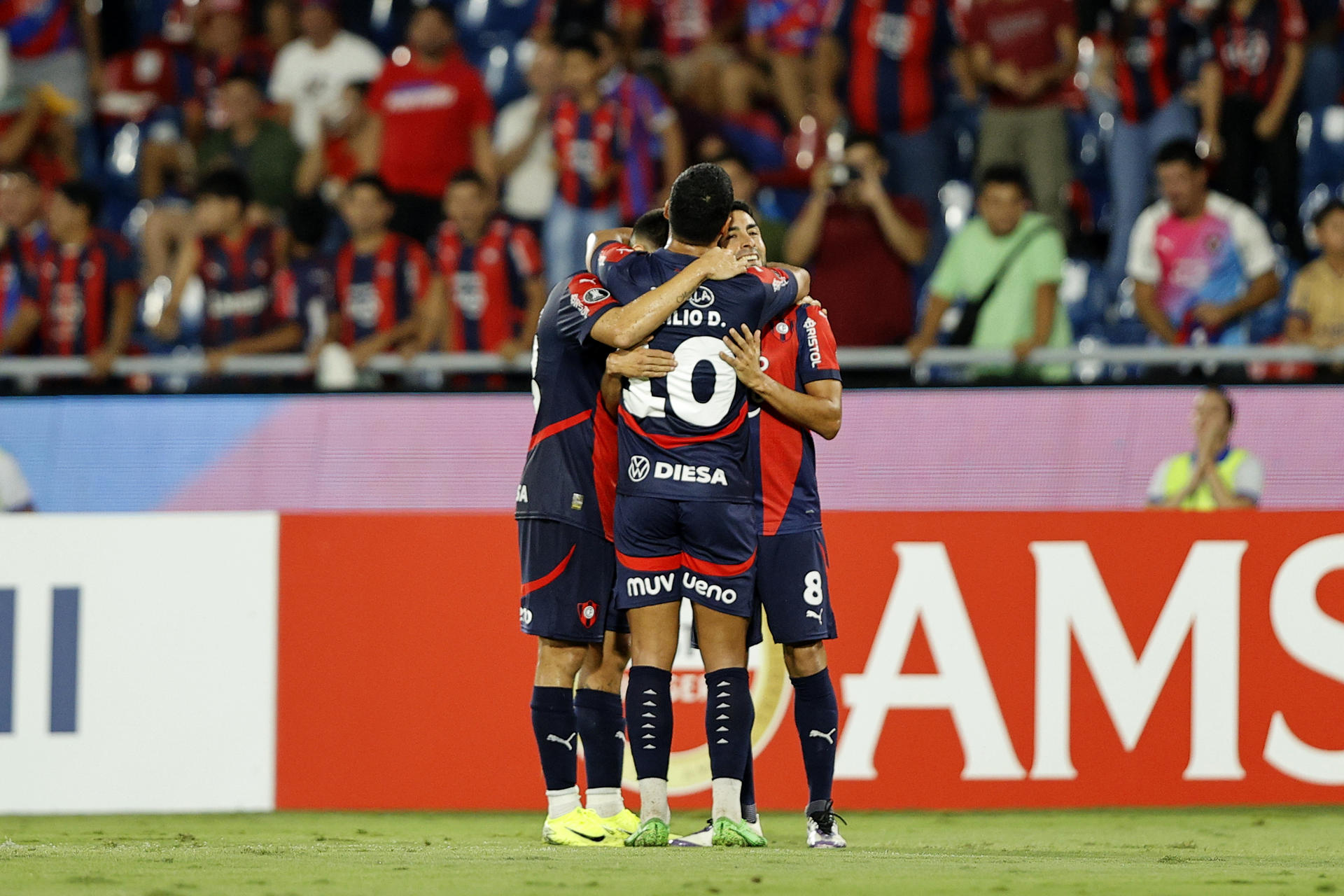 Jugadores de Cerro Porteño celebran uno de los cuatro goles que infligieron este miércoles a Melgar en la victoria por 4-2 que los clasificó en el estadio asunceno La Nueva Olla a la fase de grupos de la Copa Libertadores. EFE/Juan Pablo Pino
