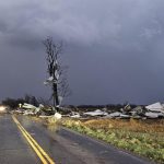 Fotografía tomada de la cuenta en X de la Patrulla de Carreteras del Estado de Missouri (@MSHPTrooperGHQ) de una vivienda afectada por el paso de un tornado este viernes, en el condado Webster, Misuri (EE.UU.). EFE/ @MSHPTrooperGHQ /SOLO USO EDITORIAL/ SOLO DISPONIBLE PARA ILUSTRAR LA NOTICIA QUE ACOMPAÑA (CRÉDITO OBLIGATORIO)