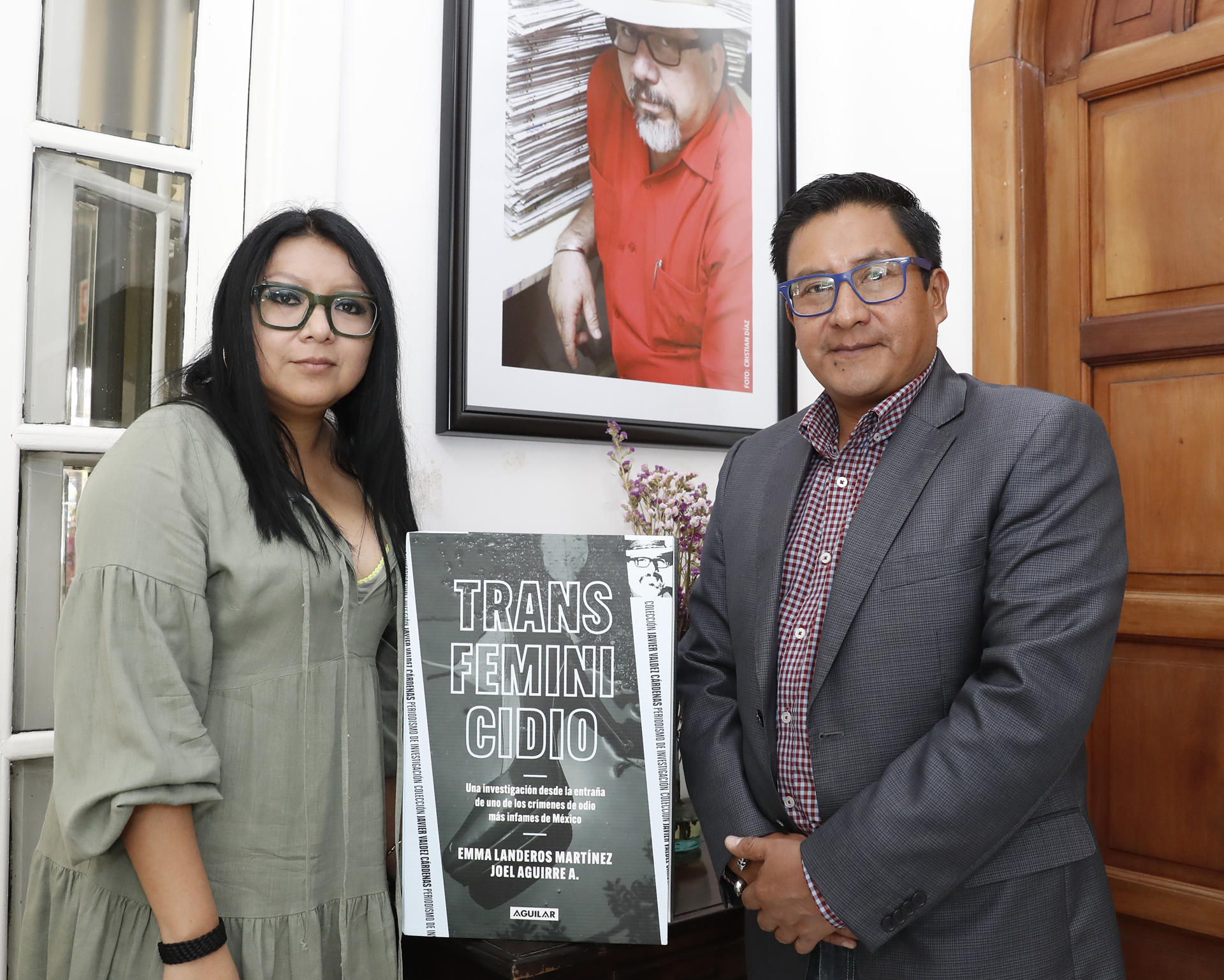 Los periodistas mexicanos Emma Landeros Martínez (i) y Joel Aguirre posan en una rueda de prensa este martes, en la Ciudad de México (México). EFE/ Mario Guzmán
