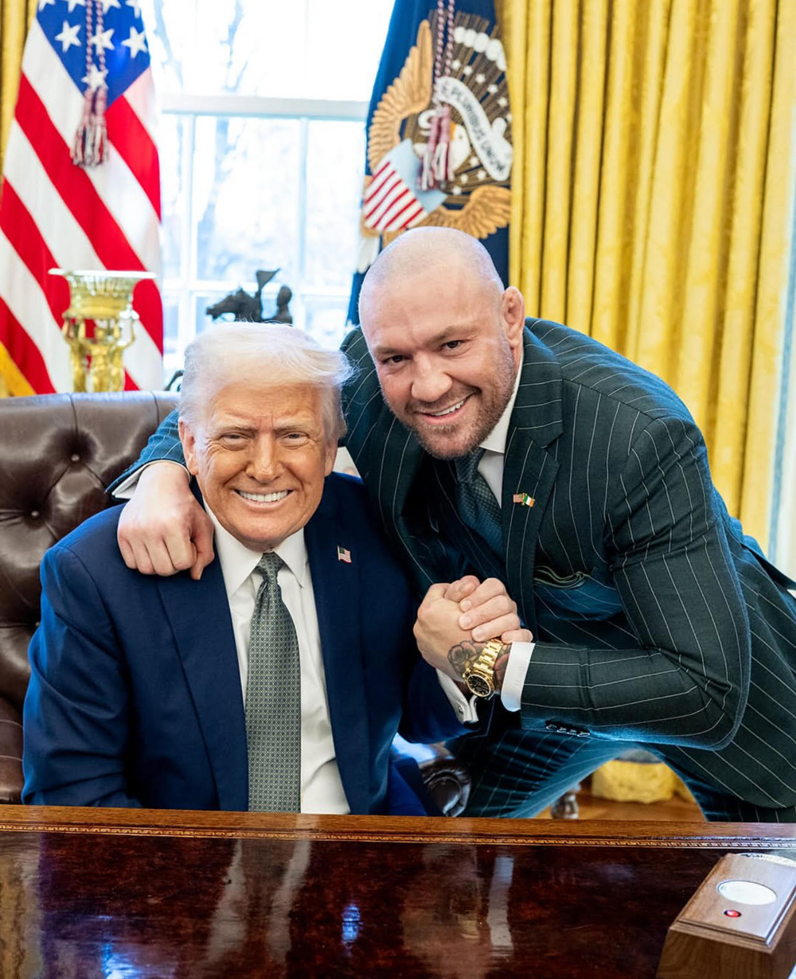 El presidente de EE.UU.,  Donald Trump (i), junto a la estrella de las artes marciales mixtas Conor McGregor, EFE/ The White House vía RRSS - SOLO USO EDITORIAL/SOLO DISPONIBLE PARA ILUSTRAR LA NOTICIA QUE ACOMPAÑA (CRÉDITO OBLIGATORIO) -
