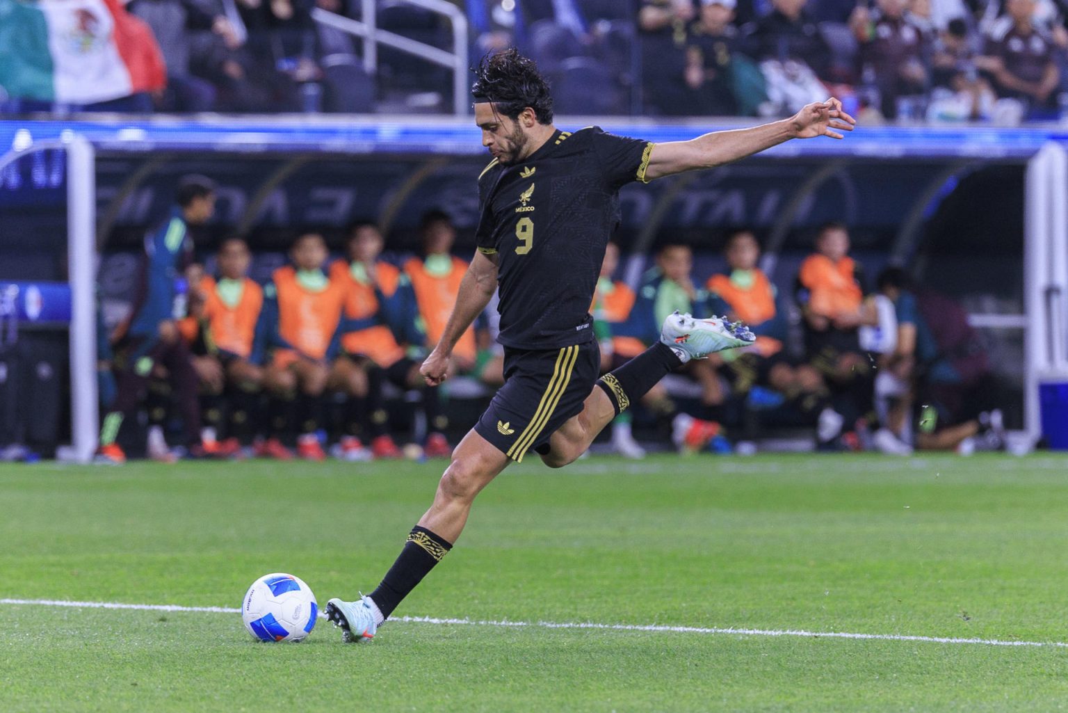 El futbolista mexicano Raúl Jiménez durante la semifinal de la Liga de Naciones CONCACAF disputada por México y Canadá en el estadio SoFi en Inglewood, California (EE.UU.). EFE/ Javier Rojas