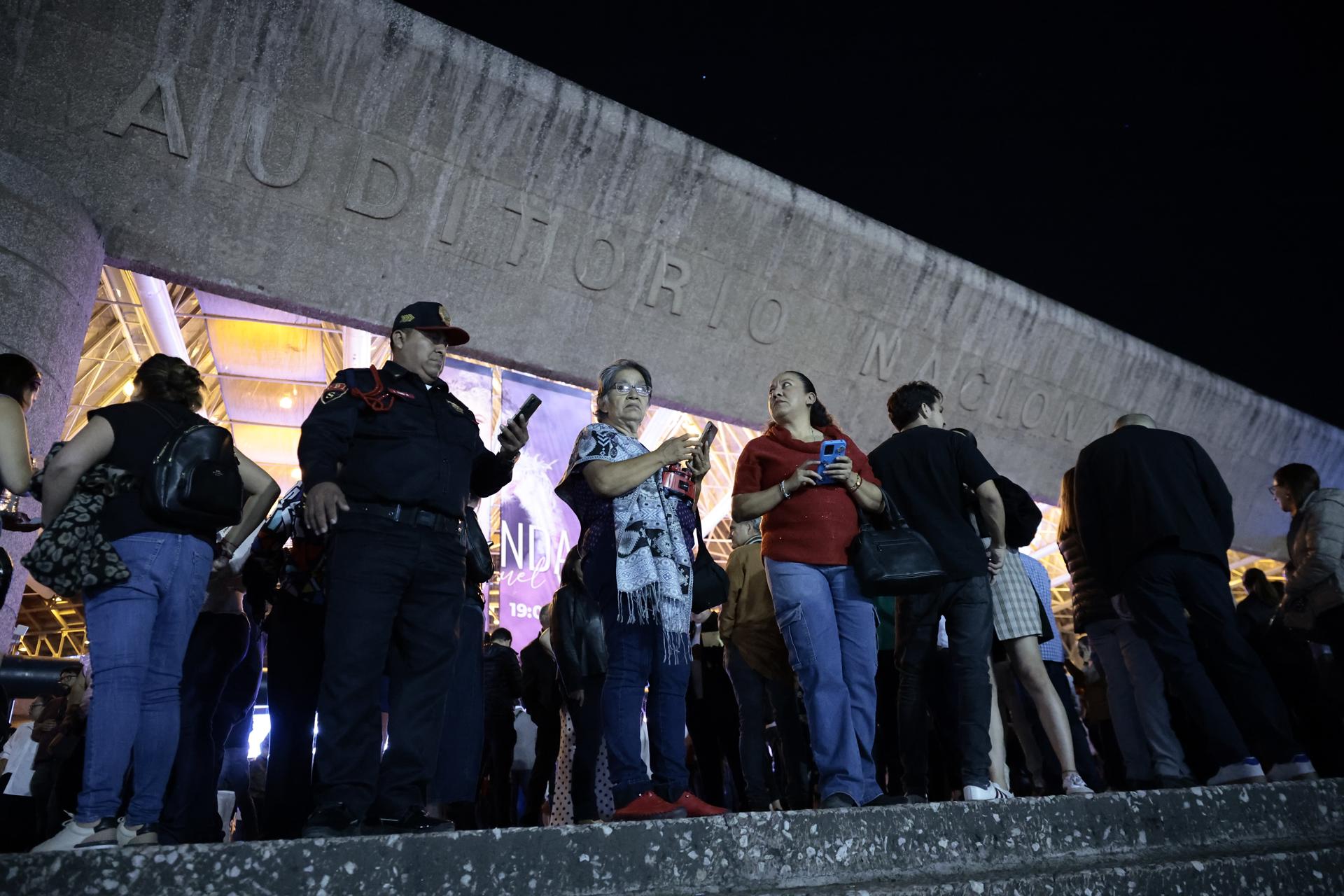 Asistentes al Auditorio Nacional fueron evacuados del inmueble al registrarse un sismo de 5.5 en la escala Richter, este viernes en la Ciudad de México (México).  EFE/José Méndez
