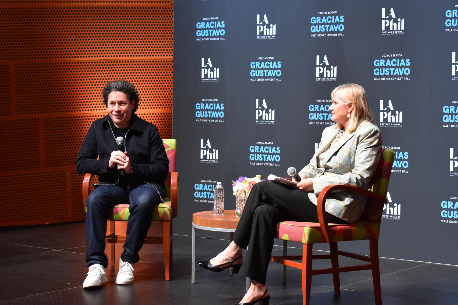 El director de orquesta venezolano, Gustavo Dudamel (i), habla durante una rueda de prensa este jueves, en Los Ángeles (EE.UU.) . EFE
