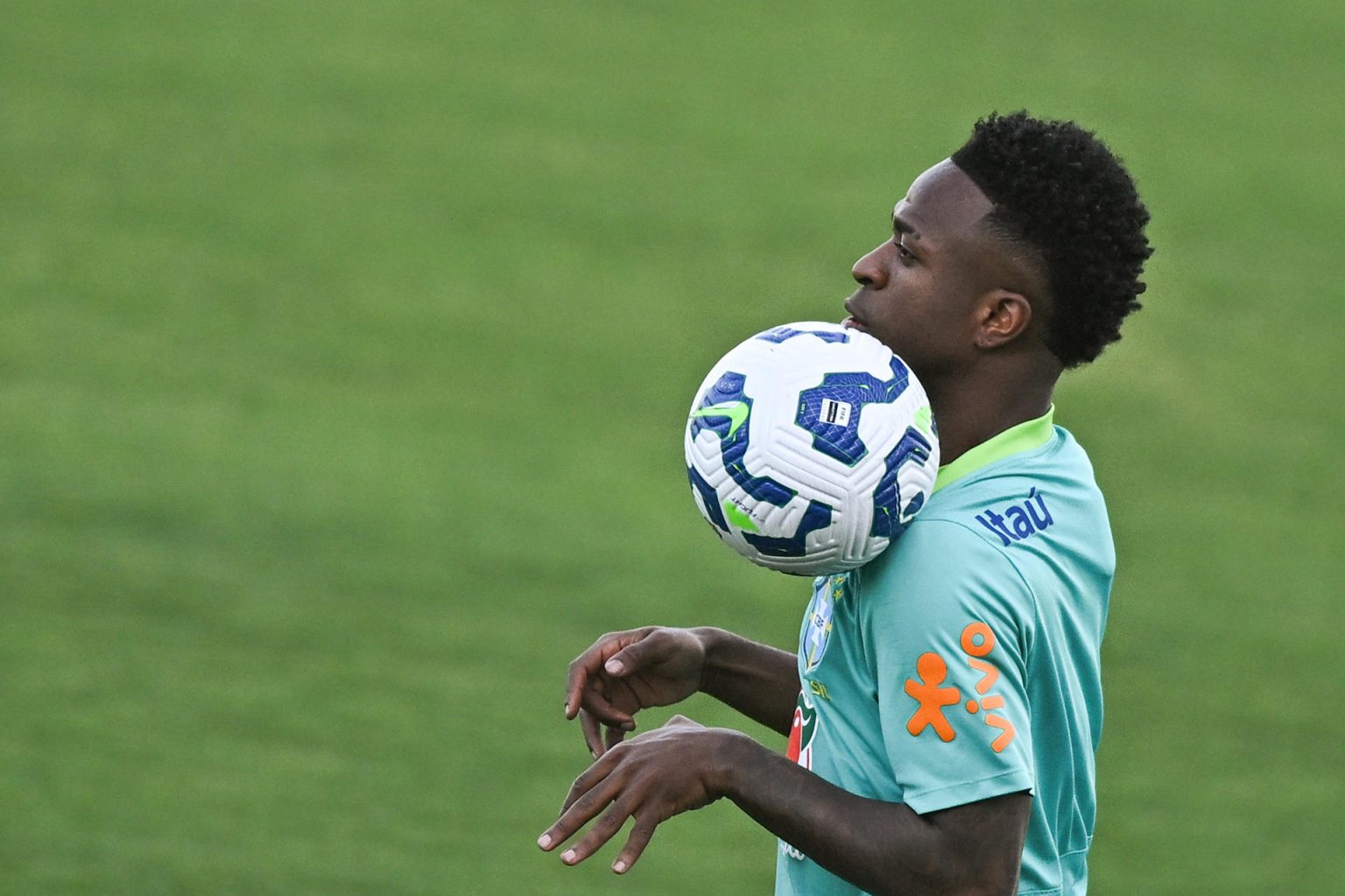 Vinícius Jr. de Brasil controla un balón durante un entrenamiento este martes en el estadio Valmir Campelo Bezerra (Bezerrão) en Brasilia (Brasil). EFE/ André Borges