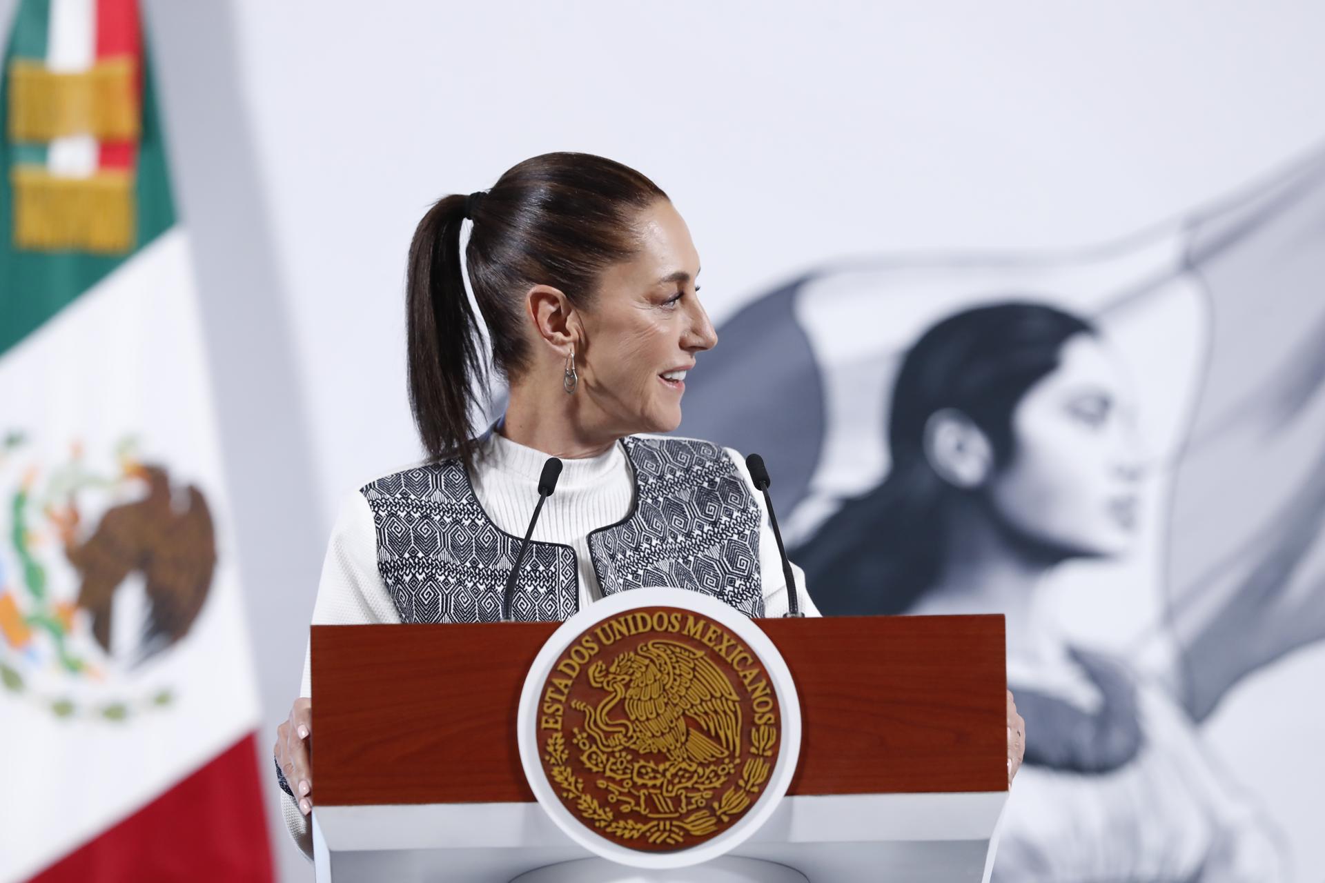 La presidenta de México, Claudia Sheinbaum, habla durante una rueda de prensa este viernes, en el Palacio nacional, en Ciudad de México (México). EFE/ Mario Guzmán
