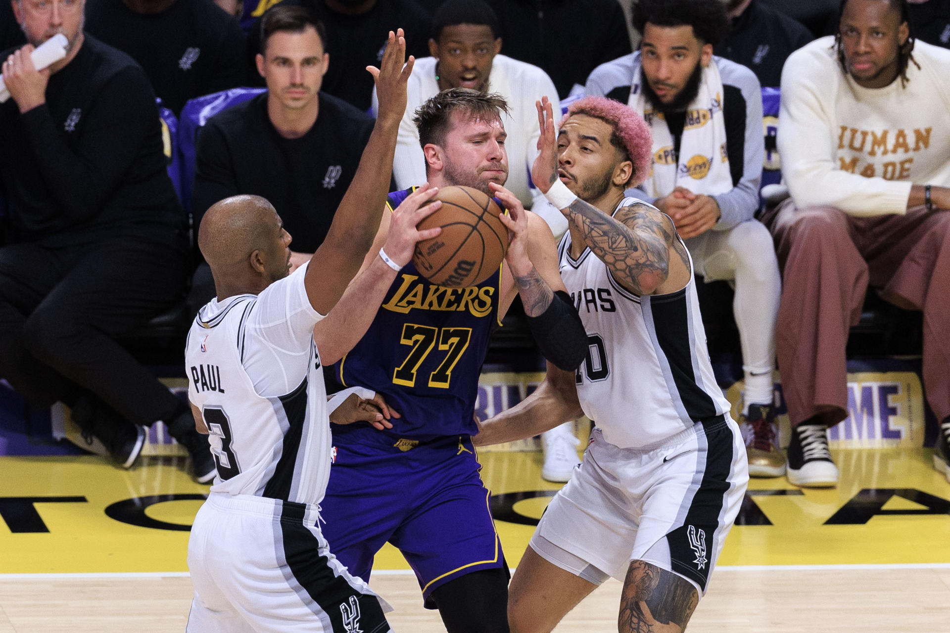 Luka Doncic (c) de los Ángeles Lakers disputa el balón con Jeremy Sochan (d) y Chris Paul de los San Antonio Spurs. EFE/ Ariana Ruiz
