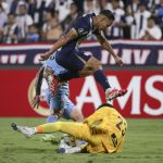 El guardameta Guillermo Viscarra (abajo), fue protagonista con sus atajadas de la clasificación de Alianza Lima a la fase de grupos de la Copa Libertadores este martes en el estadio Alejandro Villanueva a expensas del Iquique chileno.EFE/ Germán Falcón