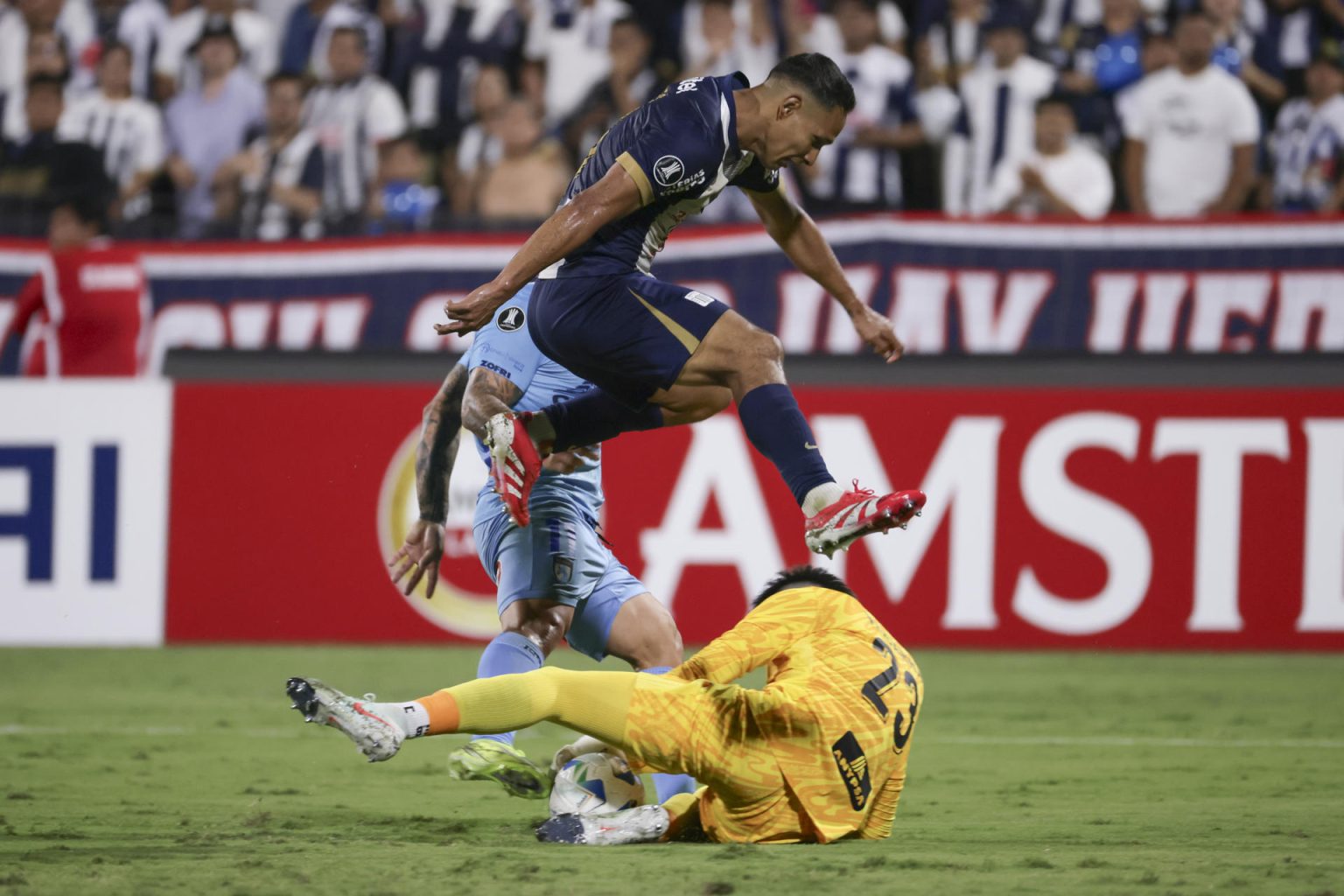 El guardameta Guillermo Viscarra (abajo), fue protagonista con sus atajadas de la clasificación de Alianza Lima a la fase de grupos de la Copa Libertadores este martes en el estadio Alejandro Villanueva a expensas del Iquique chileno.EFE/ Germán Falcón