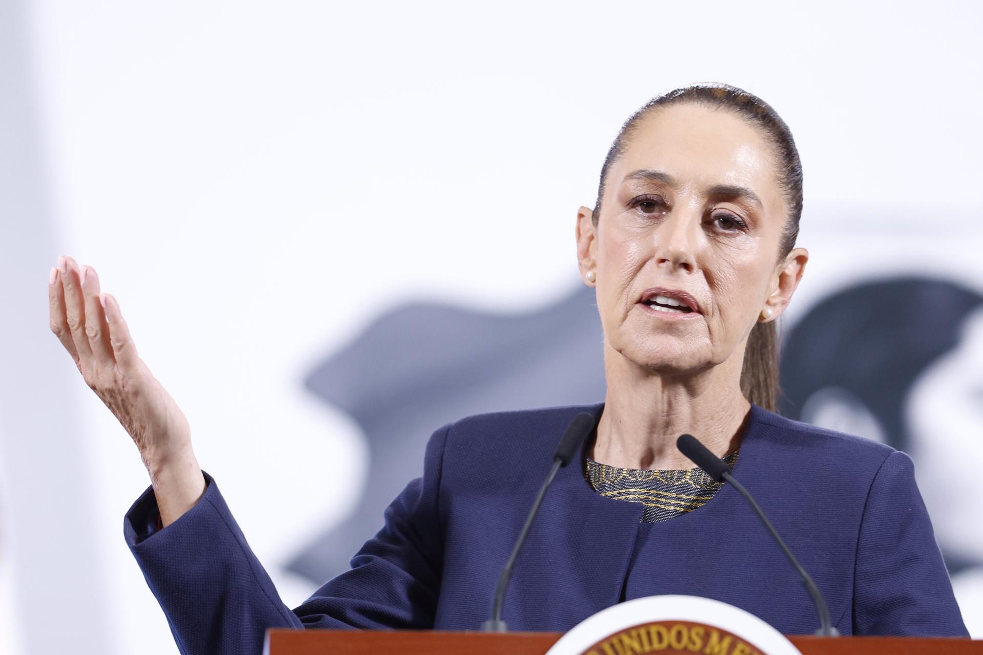 La presidenta de México, Claudia Sheinbaum habla este martes durante su conferencia matutina en Palacio Nacional de la Ciudad de México (México). EFE/Sáshenka Gutiérrez
