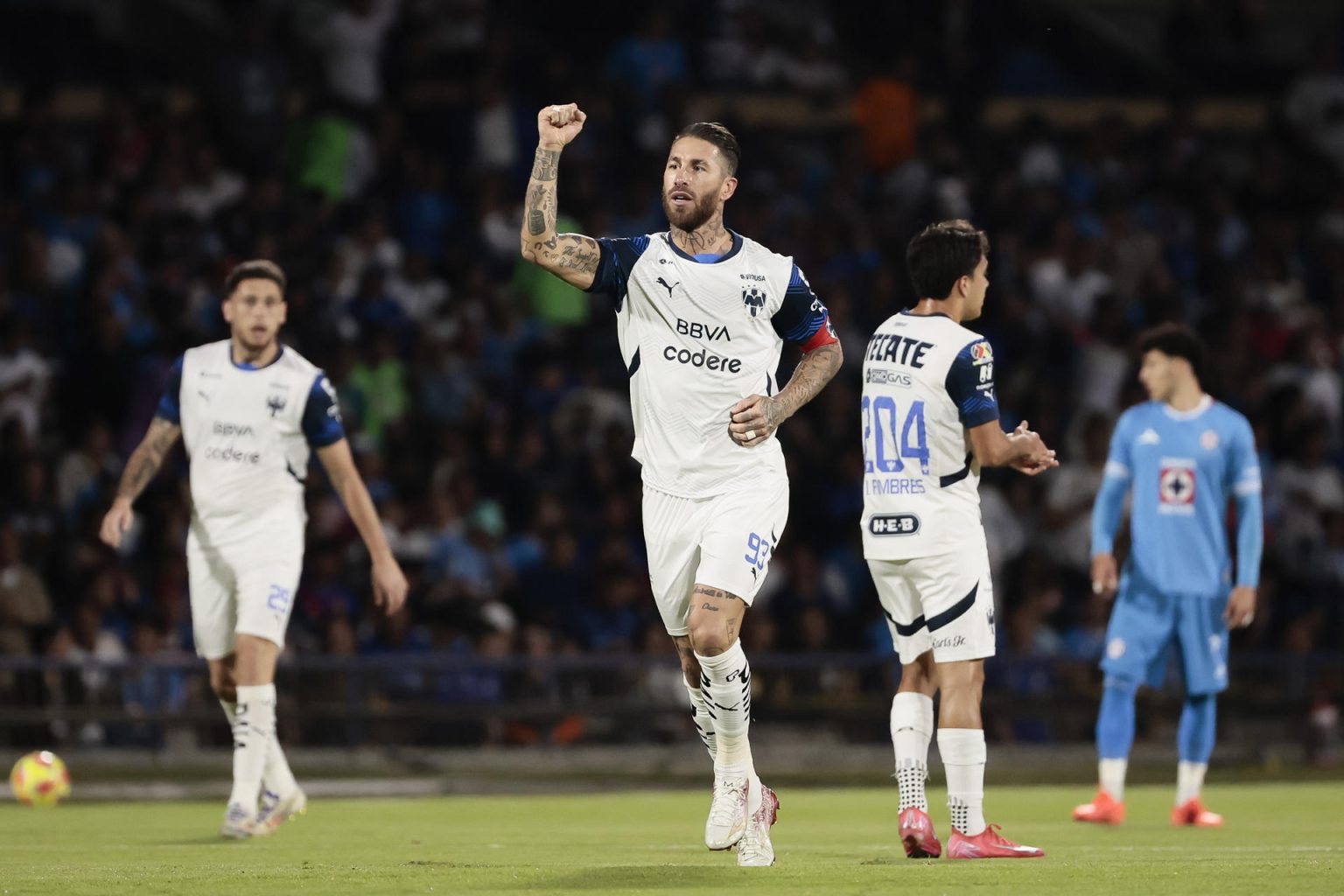 El exjugador del Real Madrid Sergio Ramos celebra este sábado su segundo gol desde que ha llegado a México para reforzar a Monterrey. EFE/José Méndez