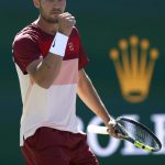 El español Carlos Alcaraz, doble campeón de Indian Wells, sobrevivió este sábado a la larga lista de derrotas de ilustres en el torneo californiano al imponerse por 6-4 y 6-2 al francés Quentin Halys. En la tercera ronda le espera el canadiense Deni Shapovalov.EFE/EPA/JOHN G. MABANGLO