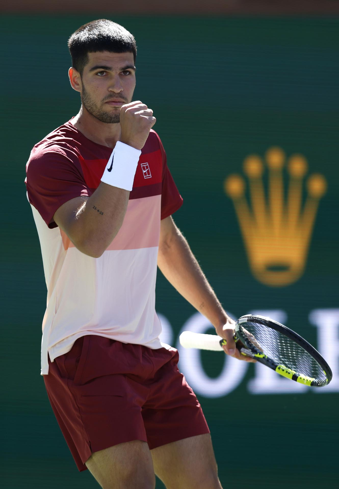 El español Carlos Alcaraz, doble campeón de Indian Wells, sobrevivió este sábado a la larga lista de derrotas de ilustres en el torneo californiano al imponerse por 6-4 y 6-2 al francés Quentin Halys. En la tercera ronda le espera el canadiense Deni Shapovalov.EFE/EPA/JOHN G. MABANGLO