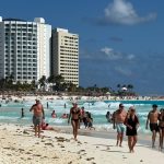 Turistas pasean por una playa en el balneario de Cancún en Quintana Roo (México). Imagen de archivo. EFE/ Alonso Cupul