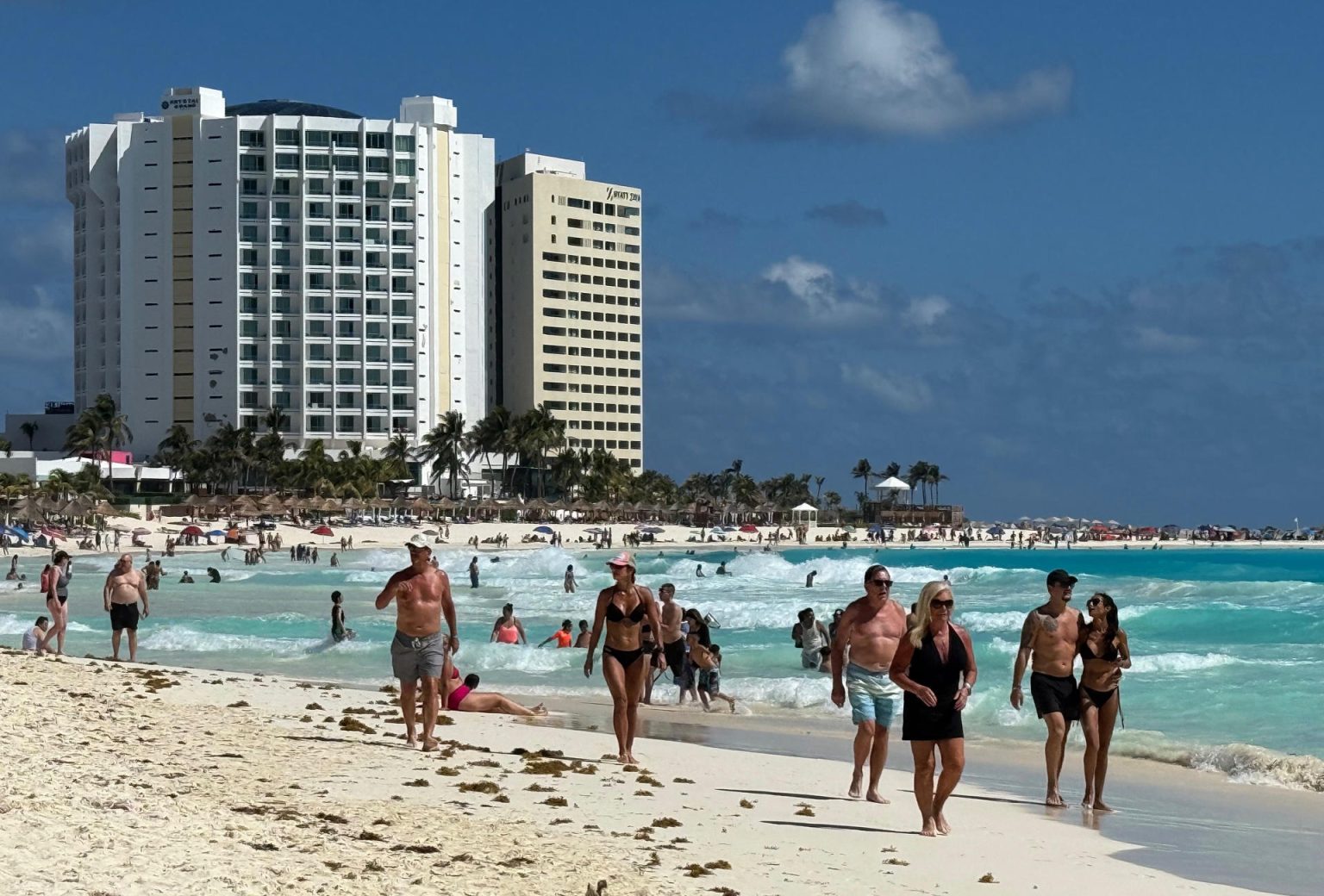 Turistas pasean por una playa en el balneario de Cancún en Quintana Roo (México). Imagen de archivo. EFE/ Alonso Cupul