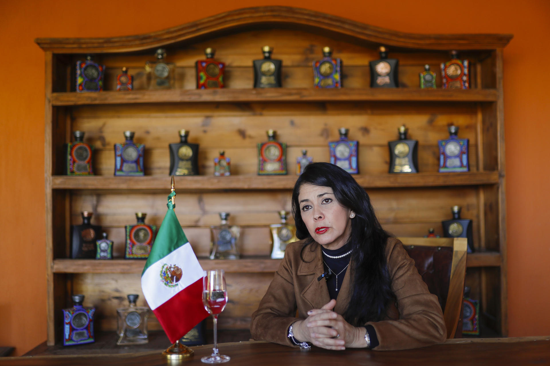 La propietaria de la destilería de tequila ‘Leyenda de México’, Meli Barajas, habla durante una entrevista con EFE este sábado, en Tepatitlán (México). EFE/ Francisco Guasco
