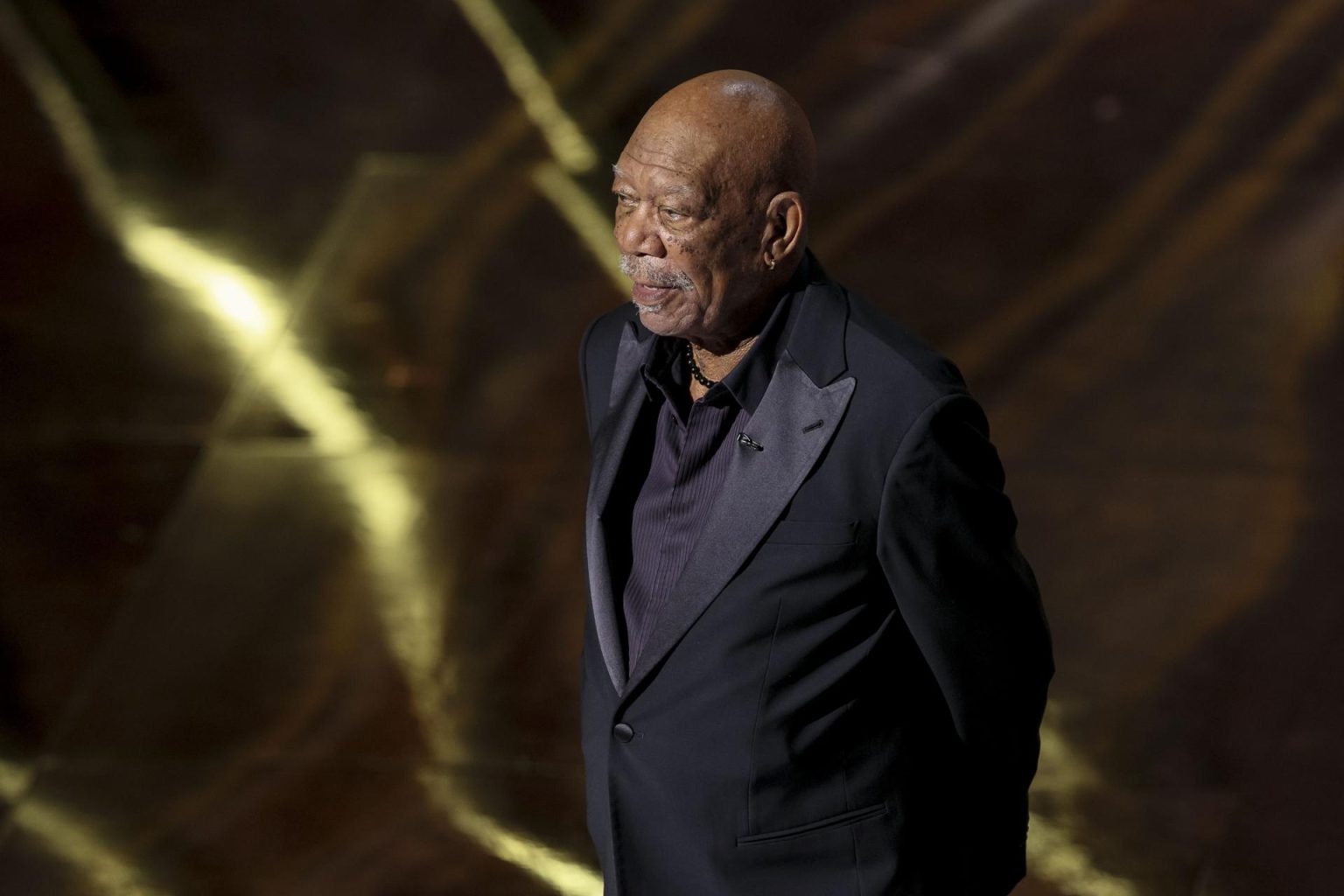 El actor estadounidense Morgan Freeman fue registrado este domingo, 2 de marzo, al presentar el homenaje 'In Memoriam' durante la edición 97 de los Premios Óscar, en el Teatro Dolby de Hollywood, en Los Ángeles (CA, EE.UU.). EFE/Allison Dinner