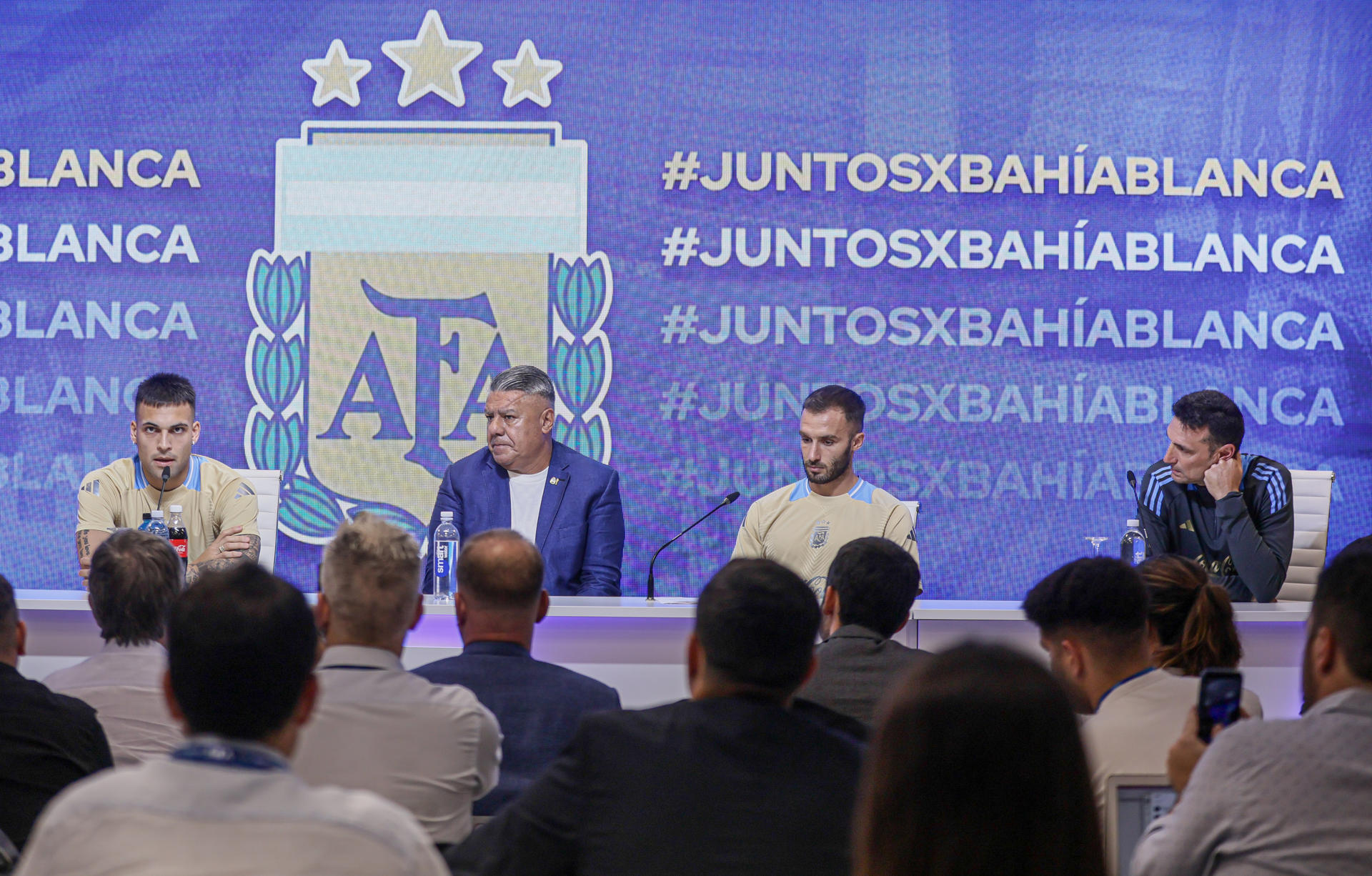 Desde la izquierda, el jugador argentino, Lautaro Martínez, el presidente de la Asociación del Fútbol Argentino (AFA), Claudio Tapia, el jugador argentino, German Pezella y el seleccionador argentino, Lionel Scaloni. EFE/ Luciano González
