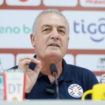 El seleccionador de Paraguay, Gustavo Alfaro, habla durante una rueda de prensa en el Centro de Alto Rendimiento (Carde) en Ypané (Paraguay). EFE/ Juan Pablo Pino