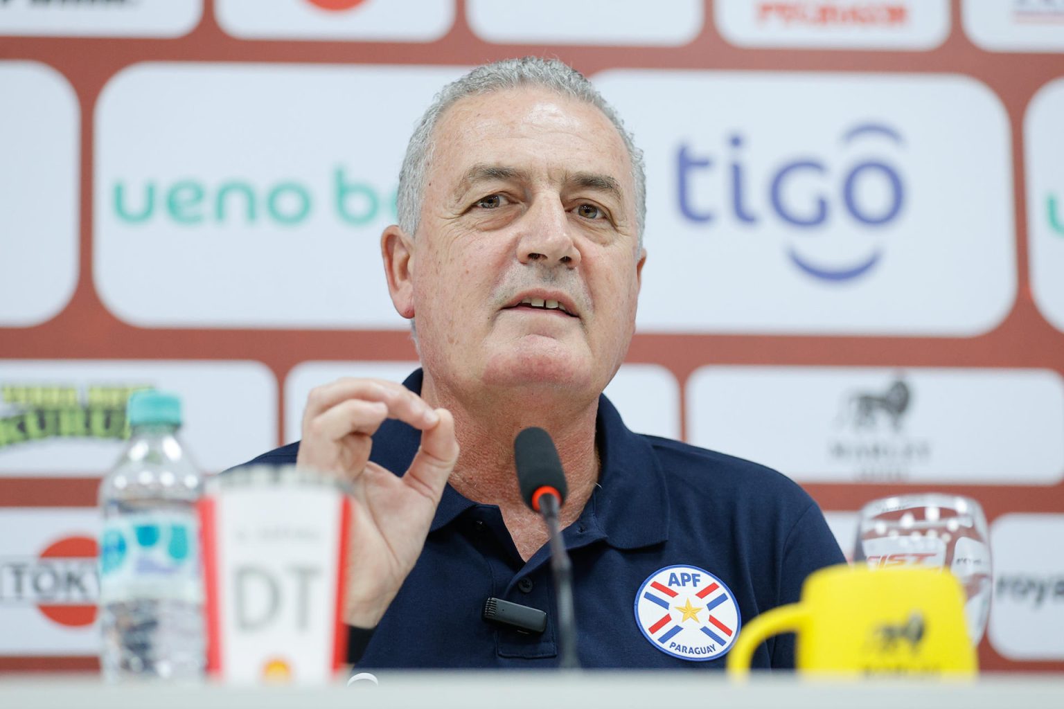 El seleccionador de Paraguay, Gustavo Alfaro, habla durante una rueda de prensa en el Centro de Alto Rendimiento (Carde) en Ypané (Paraguay). EFE/ Juan Pablo Pino