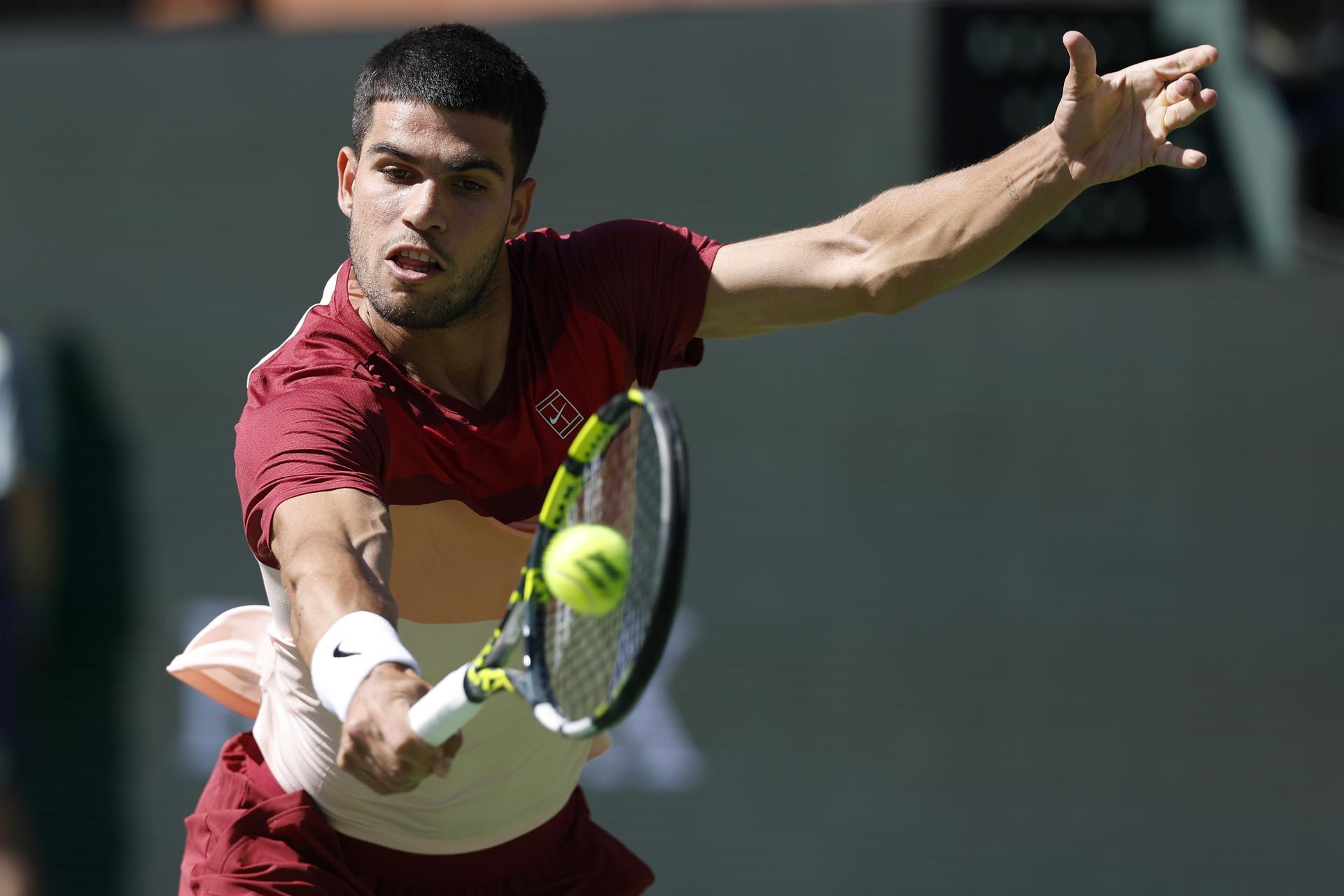 Carlos Alcaraz de España en acción contra Quentin Halys de Francia durante su partido en el Open en Indian Wells, California, EE. UU. EFE/EPA/JOHN G. MABANGLO
