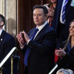 El asesor principal del presidente de Estados Unidos, Elon Musk (c), aplaude durante una sesión conjunta del Congreso de Estados Unidos en la Cámara de Representantes del Capitolio en Washington (Estados Unidos). EPA/EFE/ Shawn Thew