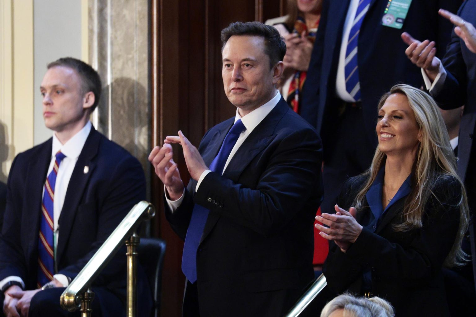 El asesor principal del presidente de Estados Unidos, Elon Musk (c), aplaude durante una sesión conjunta del Congreso de Estados Unidos en la Cámara de Representantes del Capitolio en Washington (Estados Unidos). EPA/EFE/ Shawn Thew