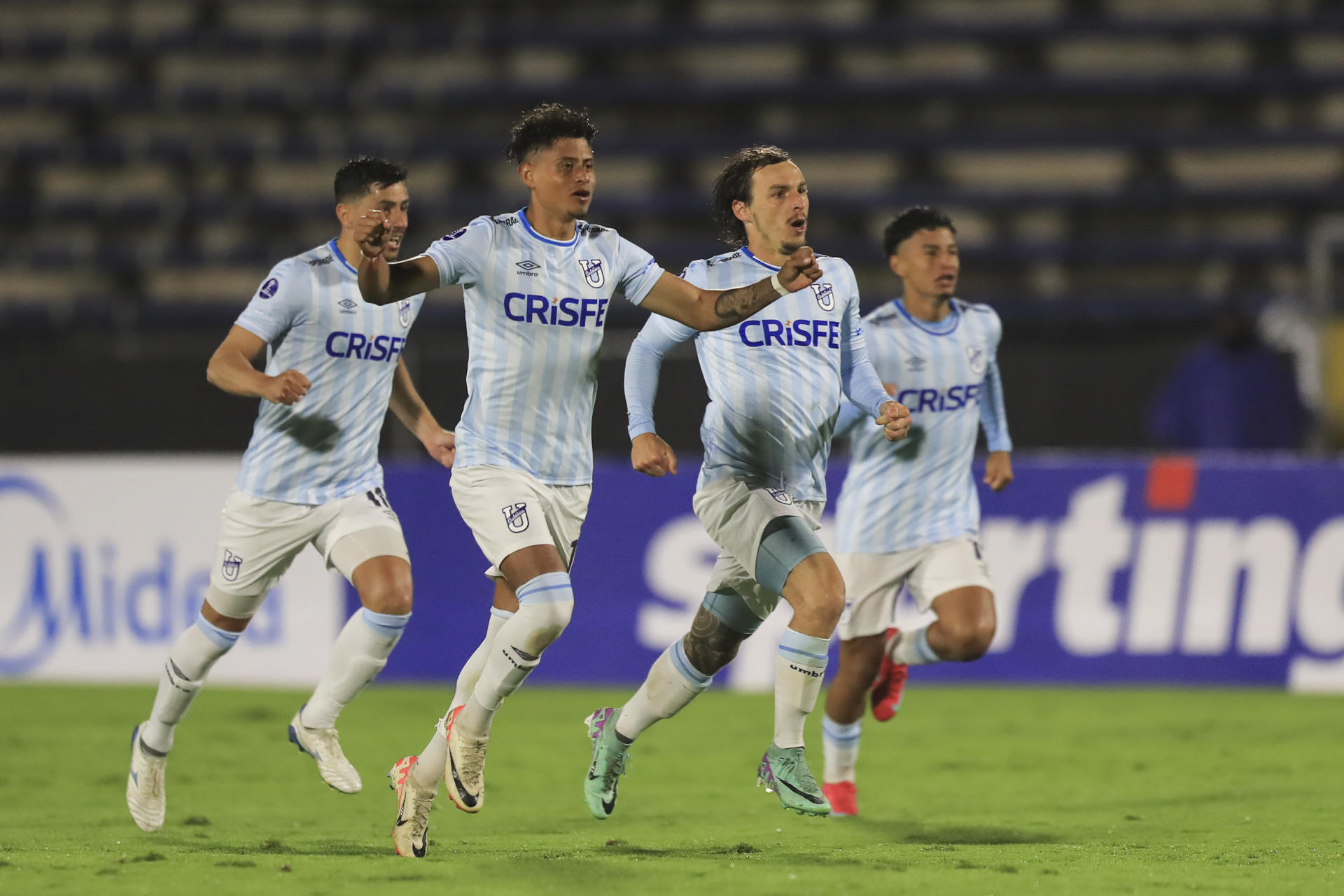 Jugadores de Universidad Católica celebran la clasificación del equipo ecuatoriano a la fase de grupos de la Copa Sudamericana al derrotar al Aucas en el estadio Olímpico Atahualpa en Quito. EFE/ José Jácome
