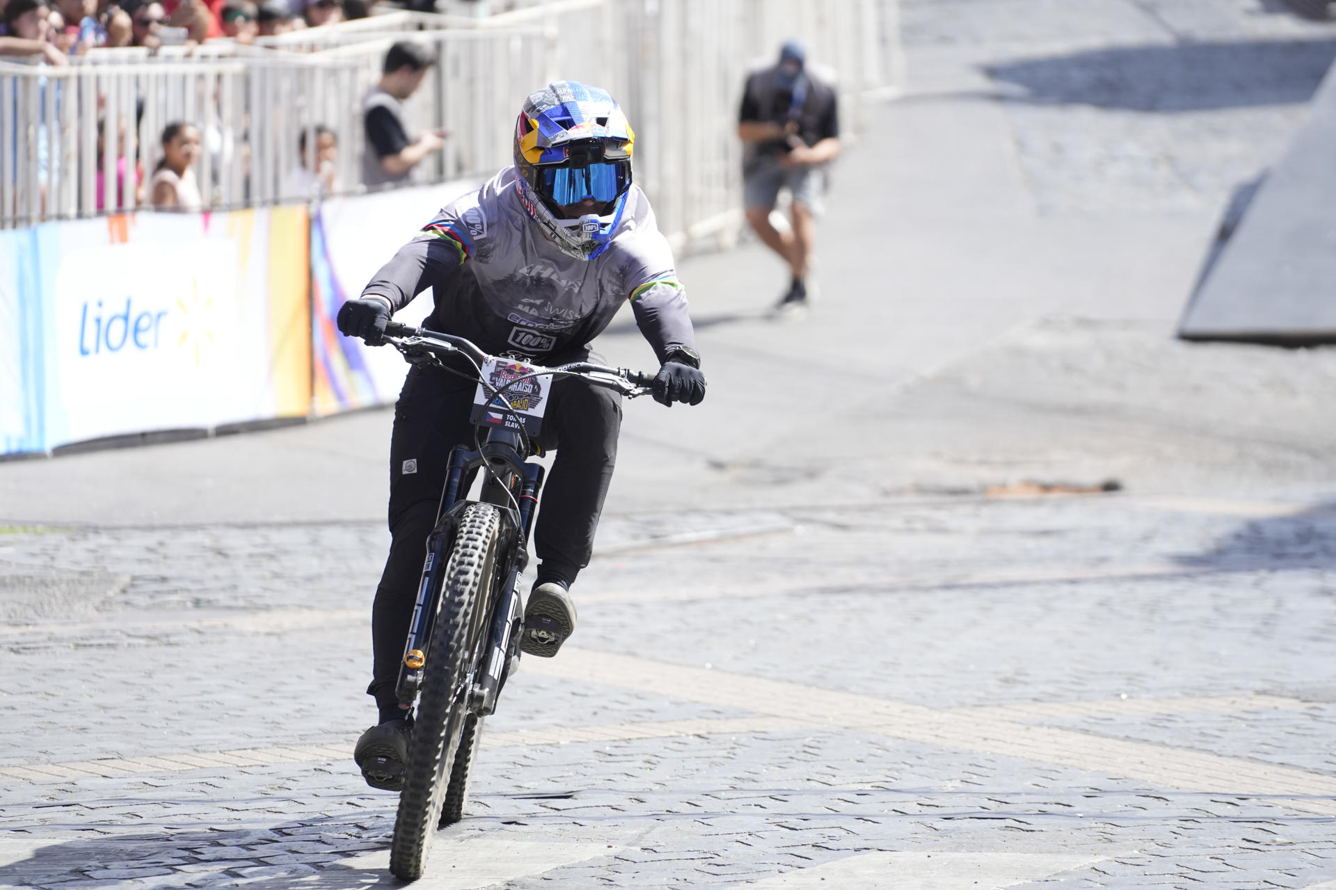 El checo Tomas Slavík compite en la final de la carrera la Redbull Valparaíso Cerro Abajo en Valparaíso (Chile). EFE/ Adriana Thomasa
